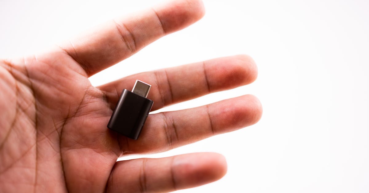 AC Black Flag: how to show all items with overlay? - Crop hand with flash drive AC Black Flag: how to show all items with overlay? - Crop hand with flash drive