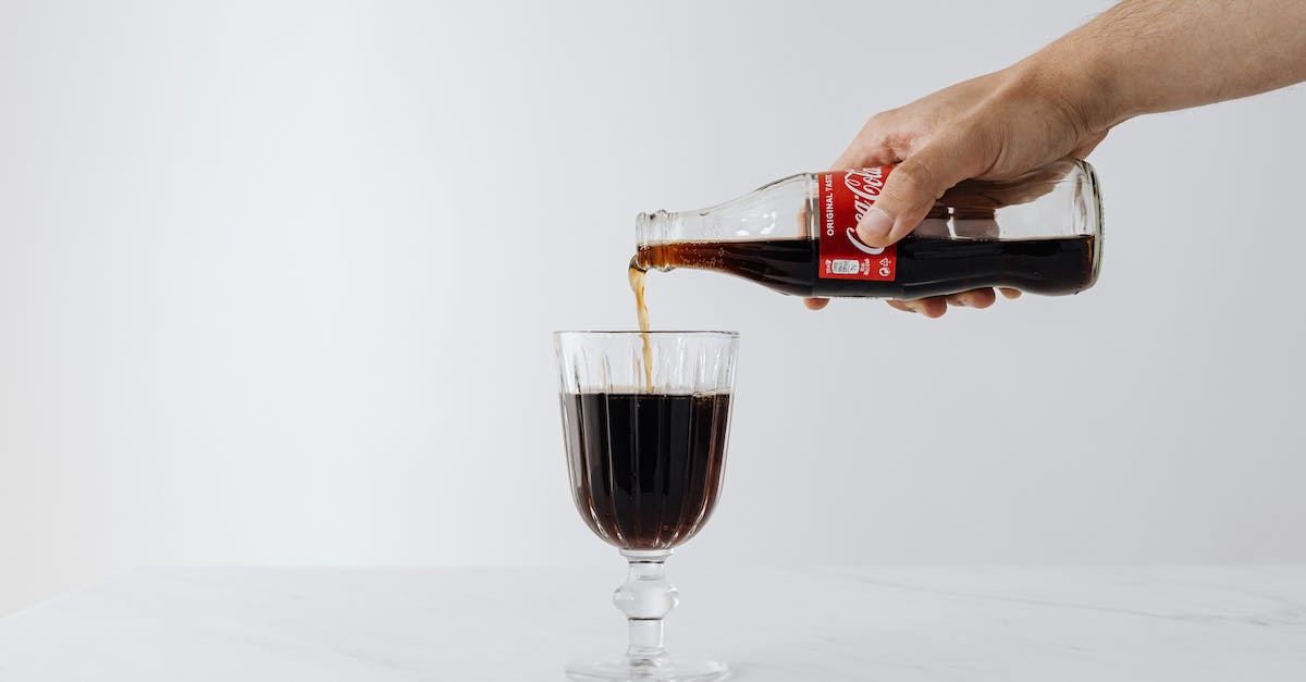 Any way to make all objects to have the same colour in Dwarf Fortress regardless of their material? - Crop man pouring soda into wineglass on table
