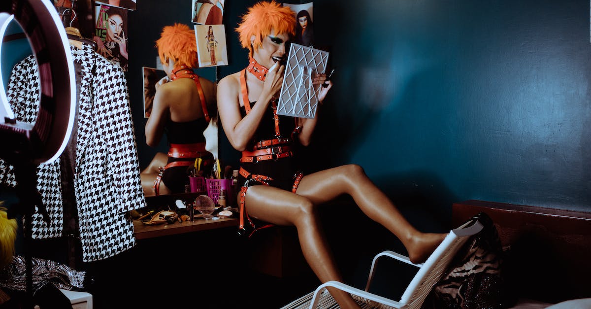Applied Energistics Subnetwork doesn't accept items - Bizarre woman applying black lipstick in dark room