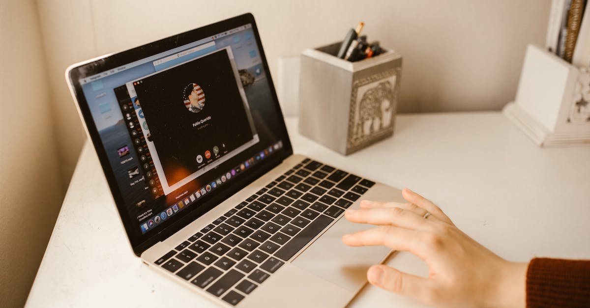 Are FIFA 2015 minimum required specs are supported by a Mac Retina with NVIDIA GeForce GT 650M video card? [closed] - Person Video Calling using a Laptop