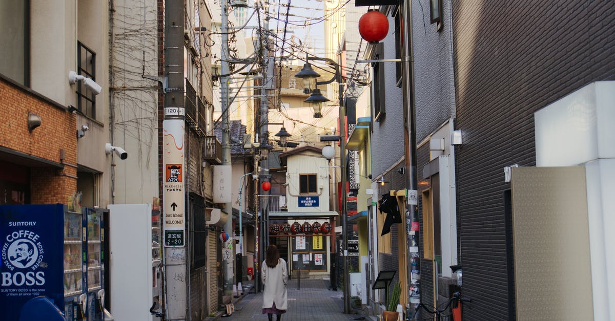 Are there alternative outcomes for this alley scuffle? - People Walking on Street