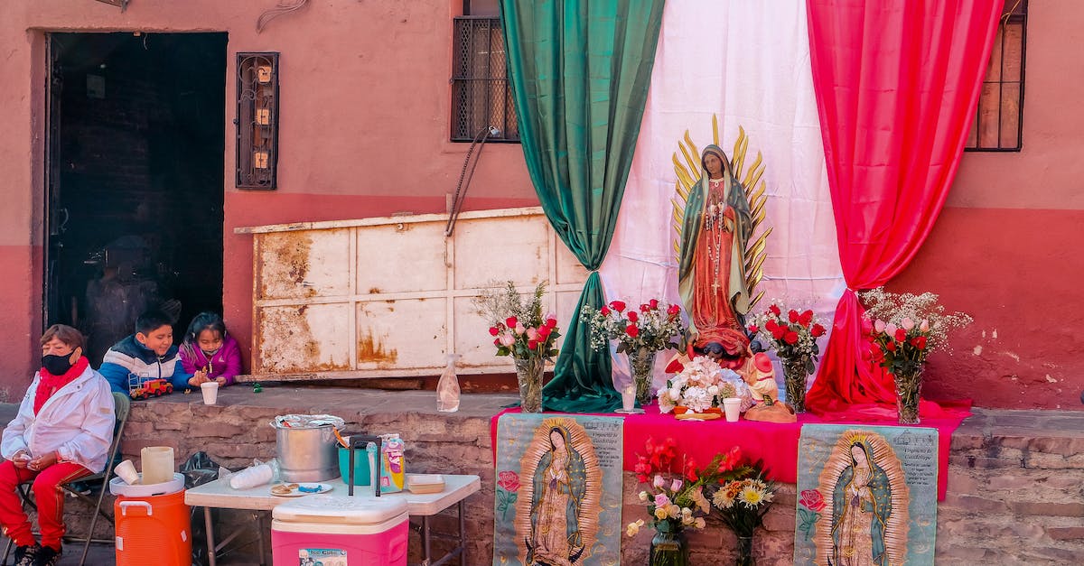 Bioshock Infinite Lutece Statue Transformation - Red Plastic Container on Table Bioshock Infinite Lutece Statue Transformation - Red Plastic Container on Table