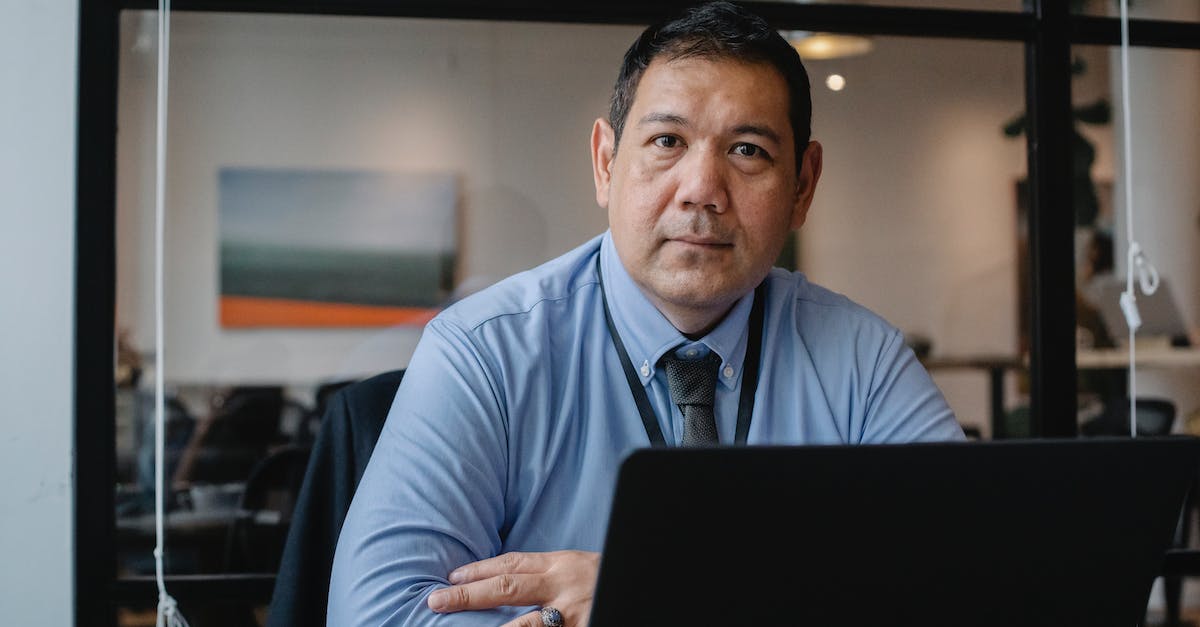 Can't connect to official cs:go servers due to packet loss - Confident ethnic male entrepreneur using laptop during business work in modern workspace and looking at camera