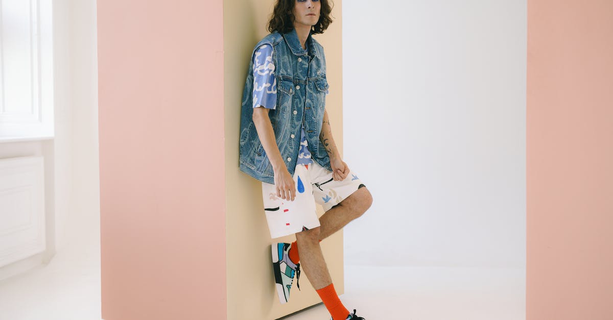 Can't load anyone other than Michael on Xbox one - Man with makeup standing on one leg and resting against pillar