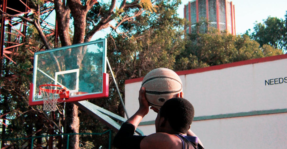 Can a single player build a clan dojo? - Crop guitarist playing on street