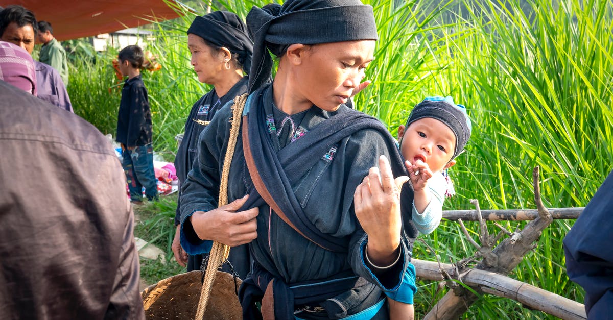 Can baby farmer villagers farm? - Asian female cotton picker carrying baby on back Can baby farmer villagers farm? - Asian female cotton picker carrying baby on back