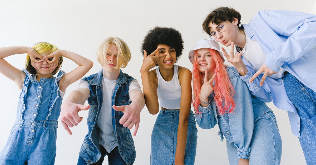 Can I play The Division with a friend from a different continent? - Positive teenagers making gestures at camera