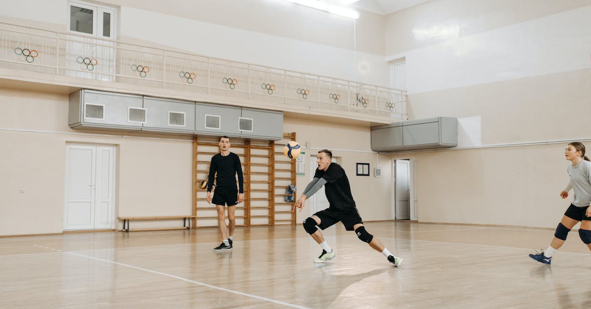 Can I use episode help envelope when receiving it late & problem receiving texts while playing [closed] - Volleyball Players Receiving the Serve