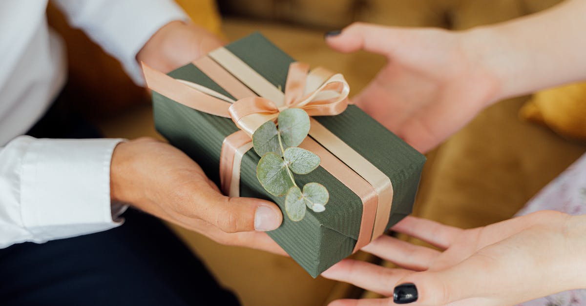 Can I use episode help envelope when receiving it late & problem receiving texts while playing [closed] - Person Giving a Gift Box
