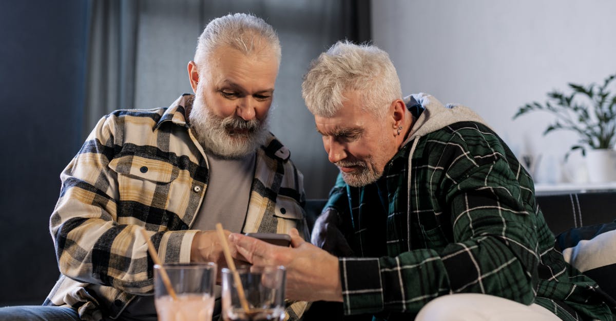 Candy Crush Soda Saga: Best levels to complete quests - Elderly Men Looking at a Smartphone Candy Crush Soda Saga: Best levels to complete quests - Elderly Men Looking at a Smartphone