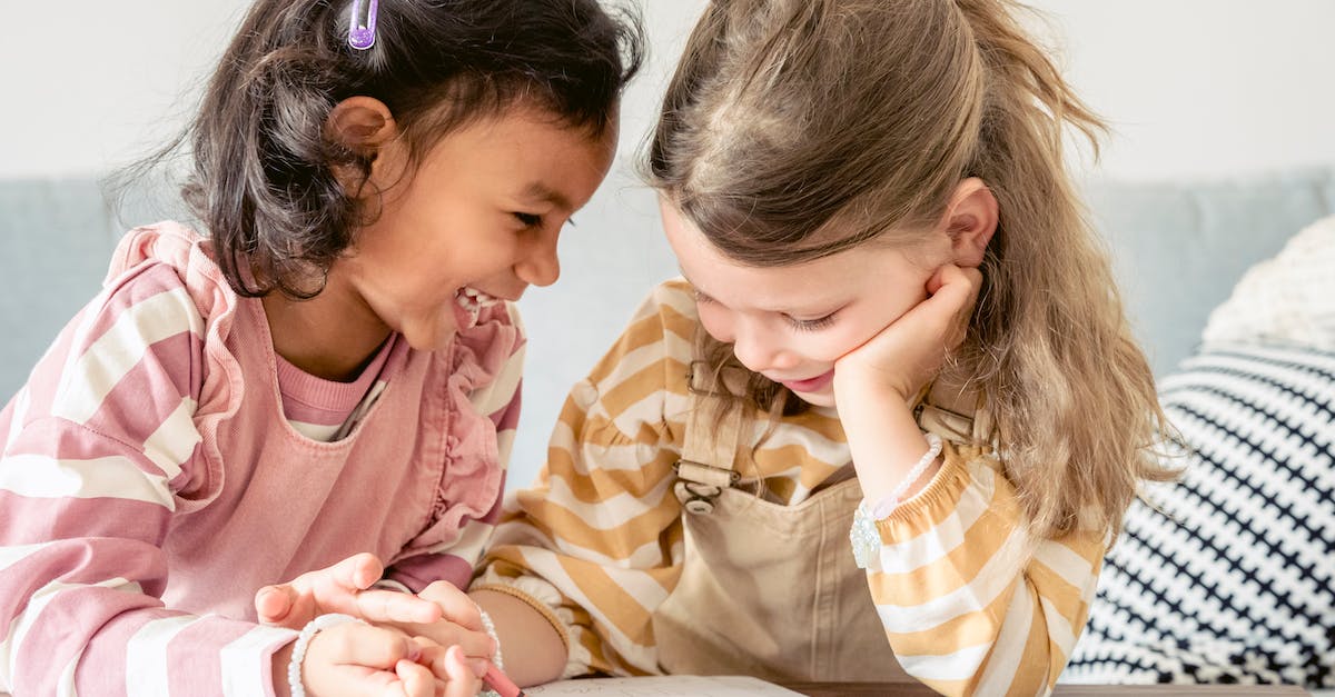 Cant play with friend on Minecraft PE - Happy diverse girls painting together