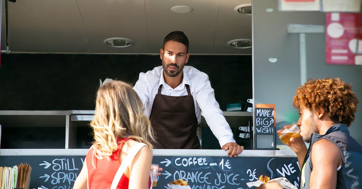 Casual veersus competetive dedicated servers in Counter Strike: GO - Diverse couple eating hamburgers with beer Casual veersus competetive dedicated servers in Counter Strike: GO - Diverse couple eating hamburgers with beer