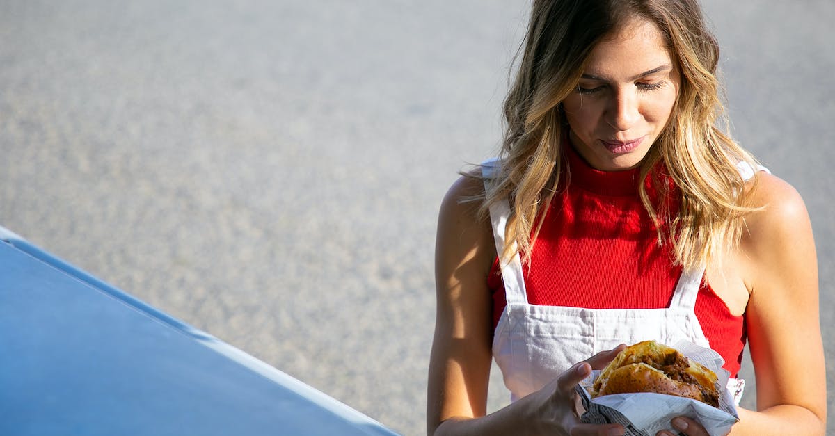 Casual veersus competetive dedicated servers in Counter Strike: GO - Young woman with hamburger on street Casual veersus competetive dedicated servers in Counter Strike: GO - Young woman with hamburger on street