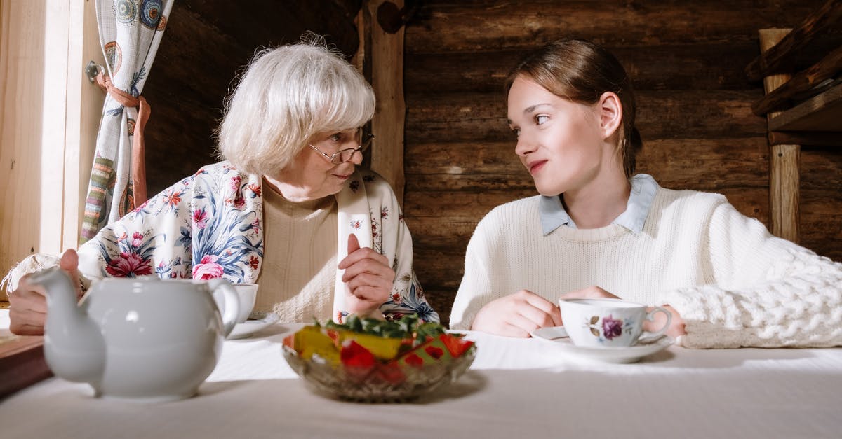 Children Can't Access Each Other's File on Latest Minecraft PE - 2 Girls Eating on Table