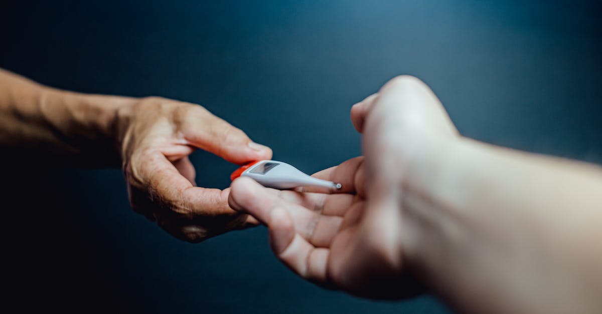Command block check if entity is hovering over another entity - Crop person handing over medical thermometer Command block check if entity is hovering over another entity - Crop person handing over medical thermometer