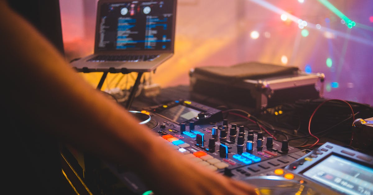 Could the 5:4 aspect ratio of my monitor affect videogames performance? - Dj with mixer controller in night club