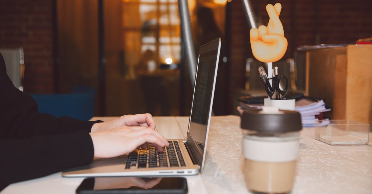 Cross-platform Mac/Linux/PC no longer working in Civilization 6? - Person Using Macbook Pro on White Table