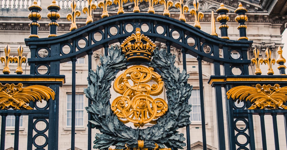Crown Chest Cards - Clash Royale [duplicate] - Close-Up of Gate of Buckingham Palace