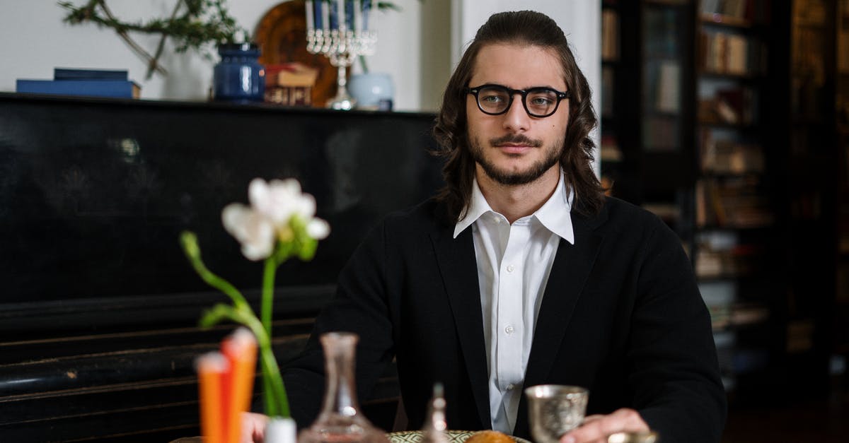 Daily Star Bonus - How Much is it and How Much Does it Increment? - Man Having Traditional Jewish Food