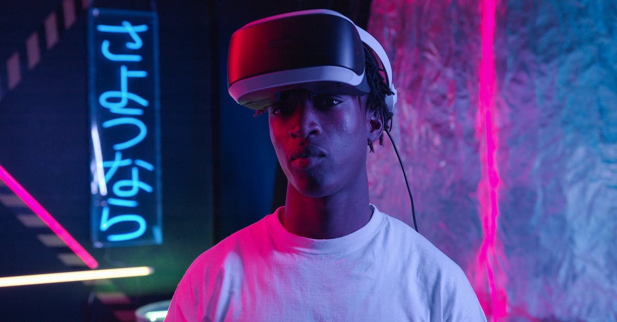 Dark Souls 2: Xbox360 vs PlayStation 3 vs Xbox One vs PlayStation 4 - Man Wearing White Crew Neck Shirt and Virtual Headset