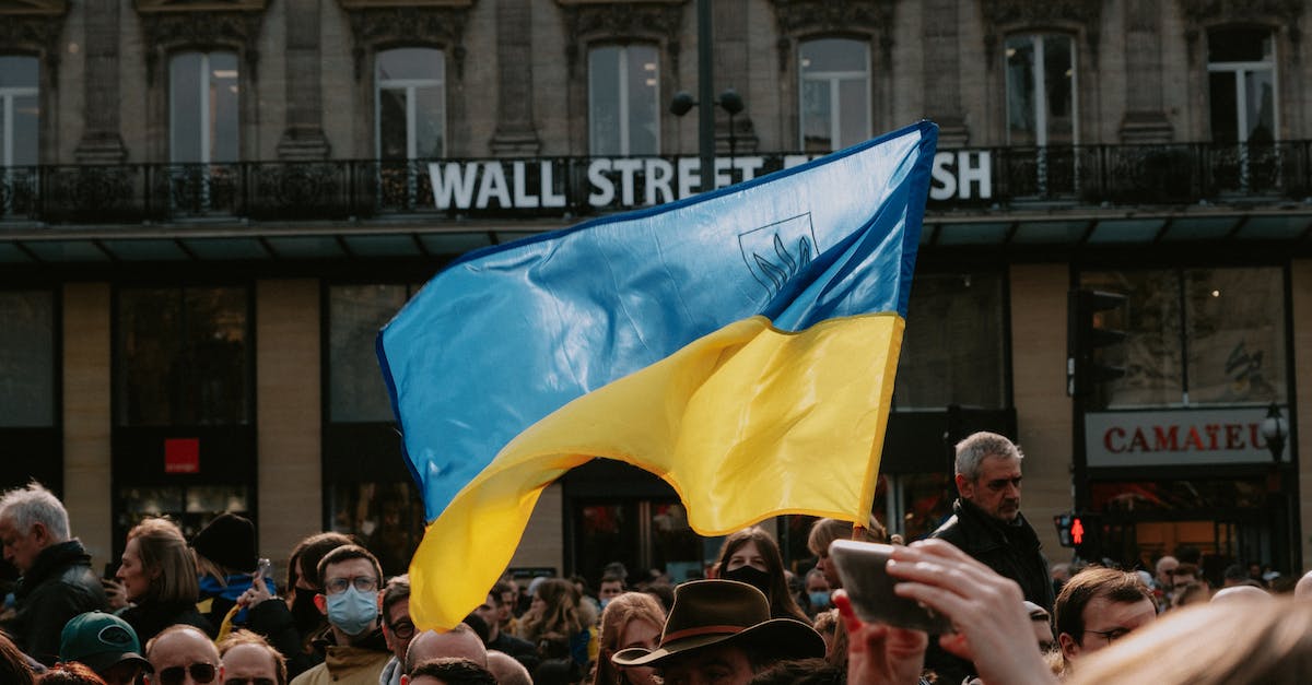 Dell M14x Alienware cannot play 1999 Street war - Blue and yellow Ukrainian Flag Waving Above Crowd of People