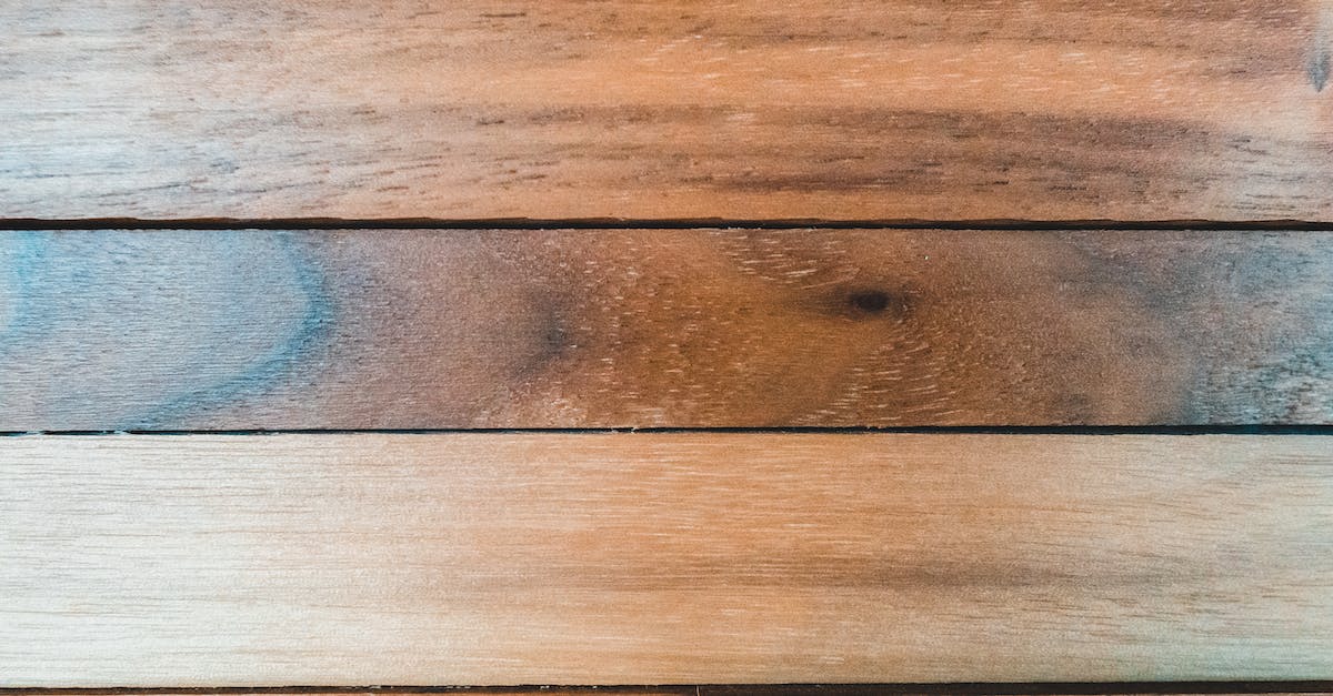 Differences between easier,medium, and hard difficulties - Backdrop of wooden planks with smooth surface