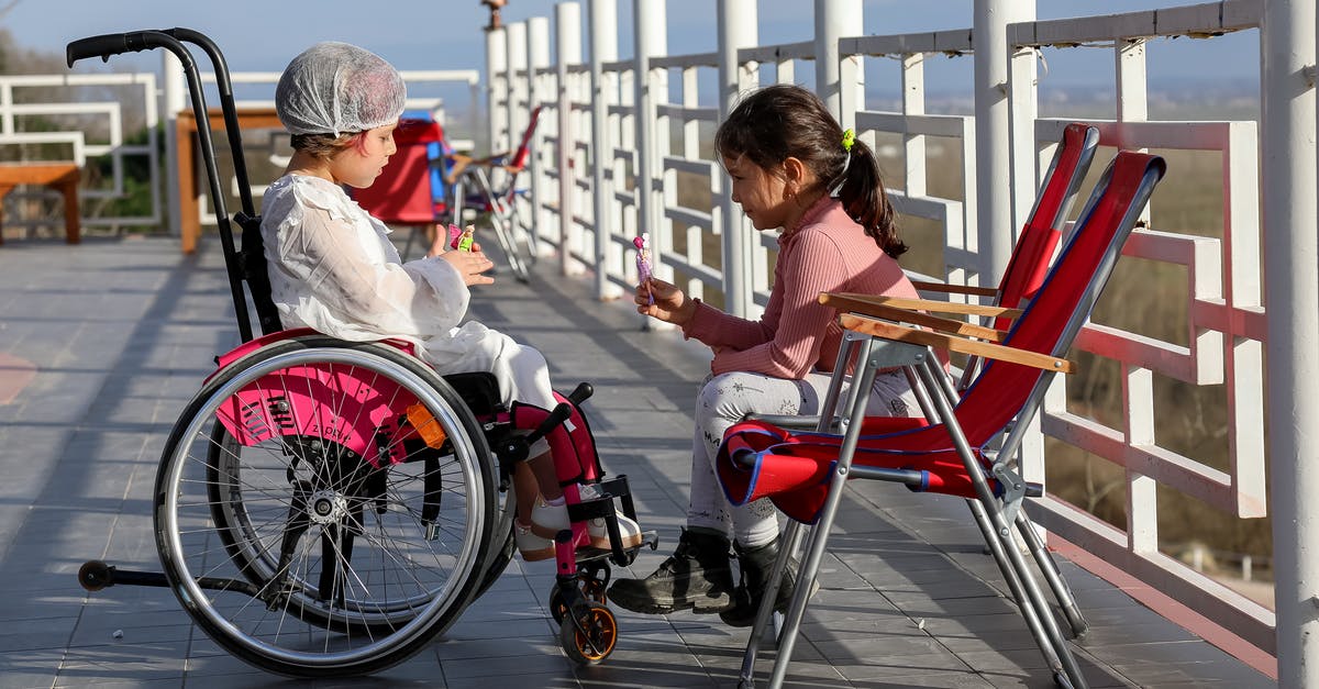 Disable attack cool down in Minecraft Vanilla 1.9/1.10 server? - Girl in wheelchair talking with friend