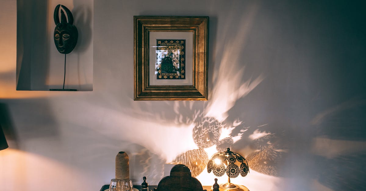 Divinity: Original sin Boreas Treasure room - Interior of dark room with oriental lamp on table