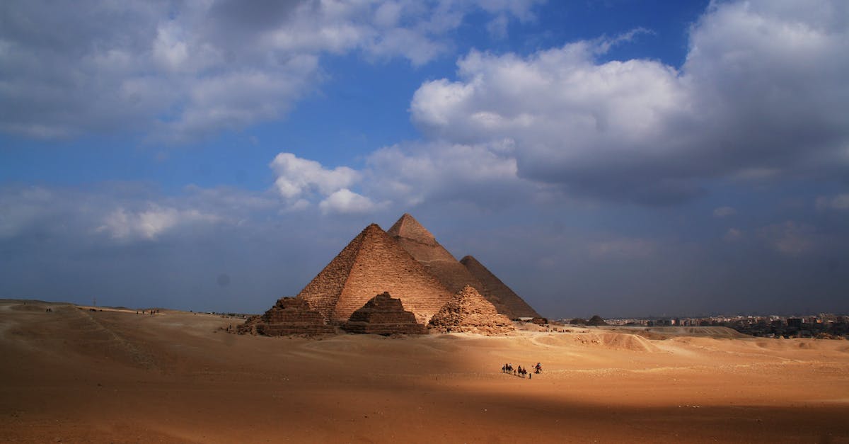 Do you need a heat shield to land on Duna? - Amazing view of sandy dunes in desert with Pyramid of Cheops in Egypt