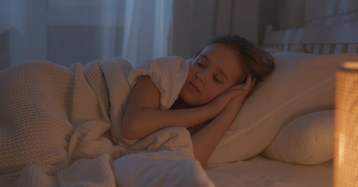 Does lying in a bed and not sleeping the whole night reset one's spawn? - Girl Sleeping Soundly