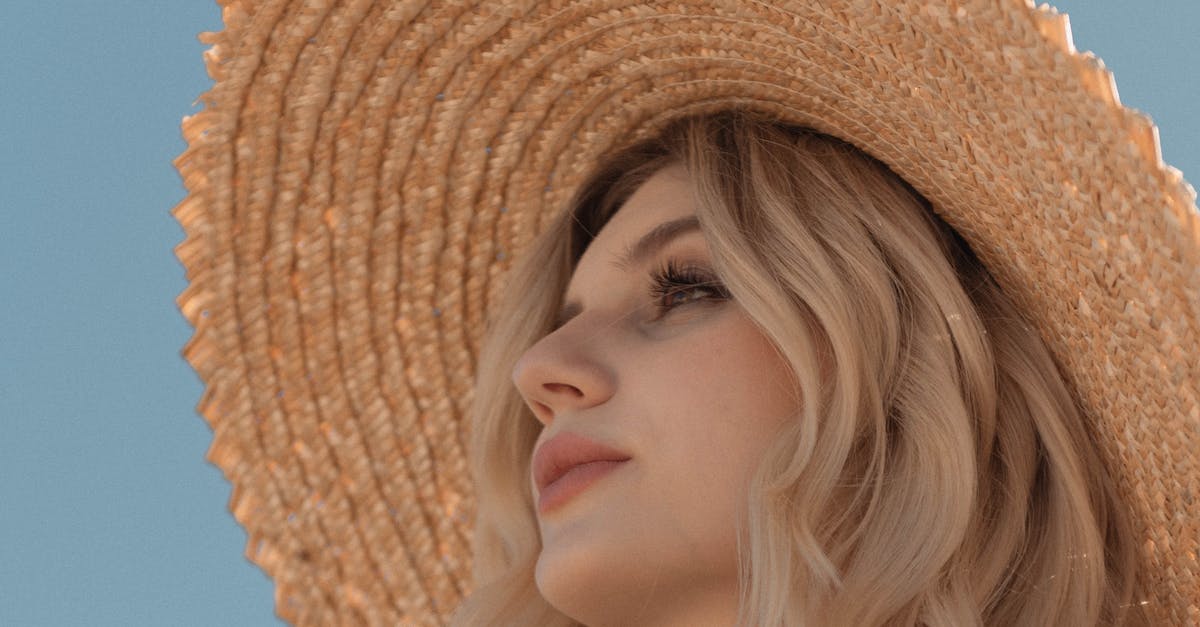 Does straw hat and other overheat-slowing items increase heat drain during winter? - Woman with Big Hat