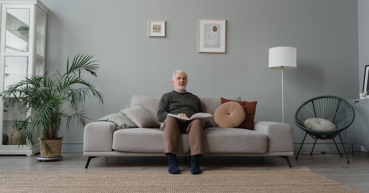 Does Teemo Blind blocks Darius Ultimate? [duplicate] - A Man Reading Braille While Sitting on the Couch