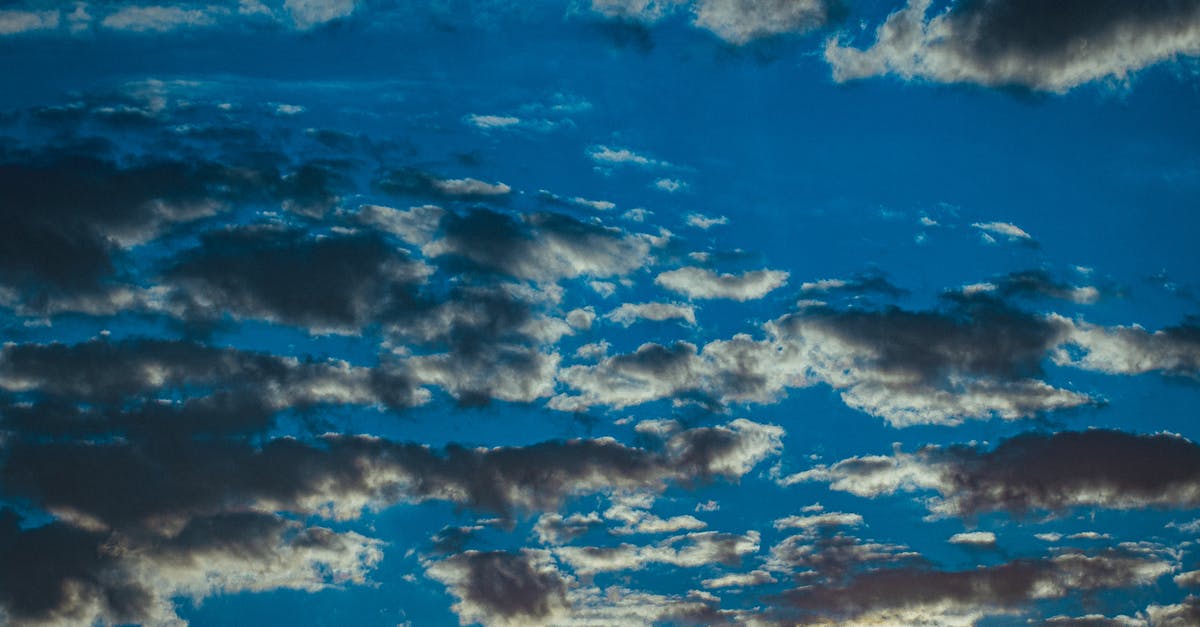 Does the blue highlight indicate anything? [duplicate] - Low angle of colorful stratocumulus clouds floating in blue sky in sunny day