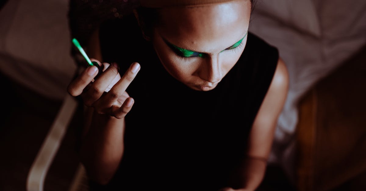 Does the damage bonus from Two-Handed-Style apply to spells? - Ethnic woman making bright makeup with mirror in hand