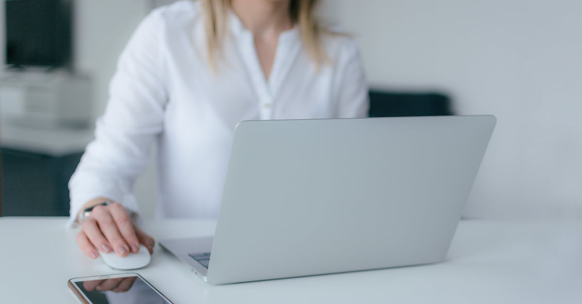 Duplicating heads in Creative doesn't work on Mac - Woman Using Silver Laptop