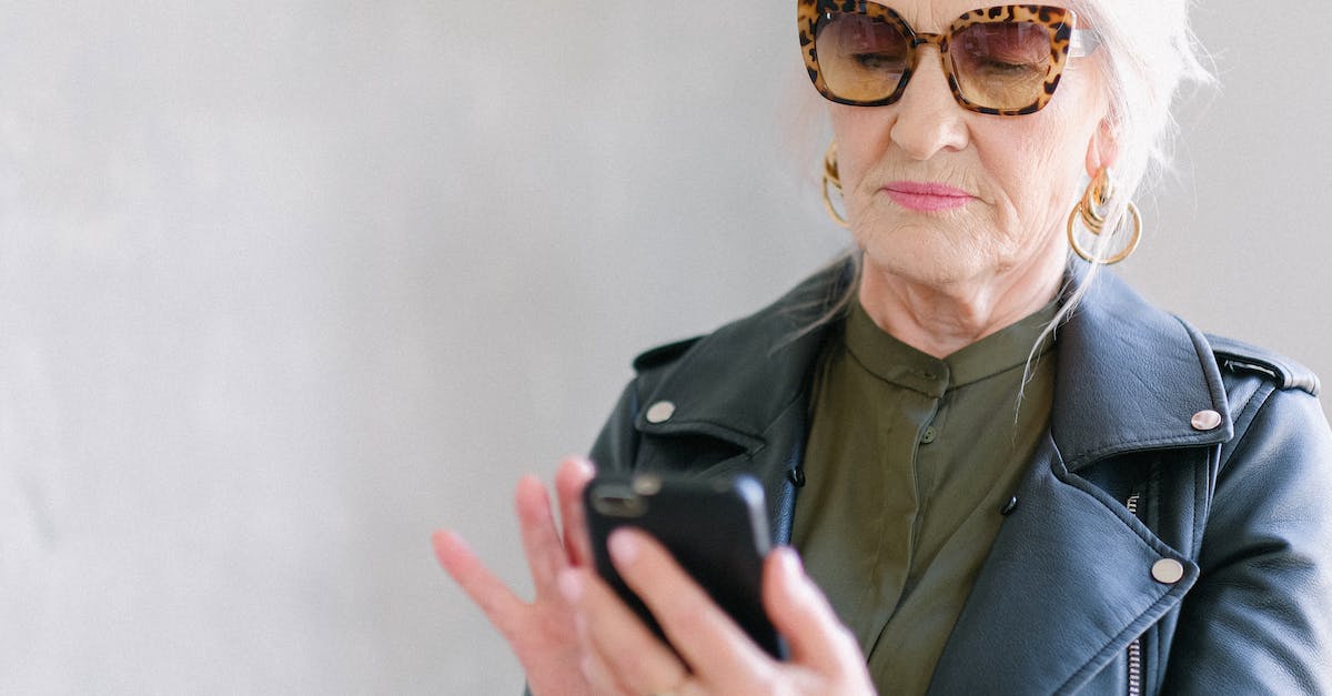 Elder Scroll Online System Error - Aged woman in trendy sunglasses touching screen of smartphone