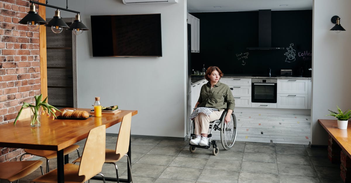 Fallout shelter HUD goes away after i start the first quest - Woman Sitting on Wheelchair While Looking Away