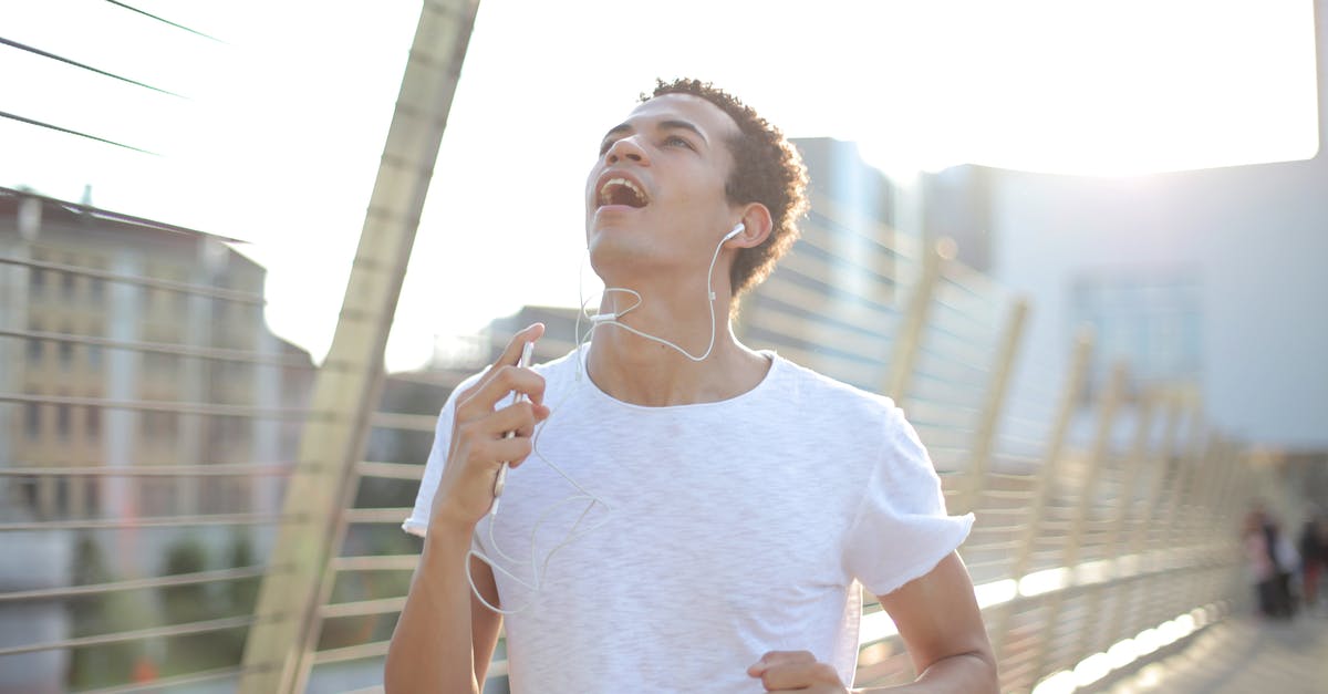 FIFA 18 gets stuck with the music still running - Man in White Crew Neck T-shirt Running FIFA 18 gets stuck with the music still running - Man in White Crew Neck T-shirt Running