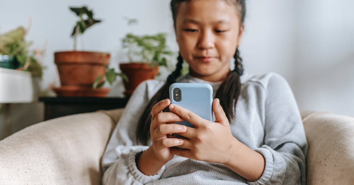 Focus keyboard input in chat windows when in champion selection - Serious ethnic girl with smartphone Focus keyboard input in chat windows when in champion selection - Serious ethnic girl with smartphone