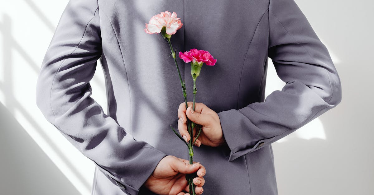 FTB Tesseract spits items back - Hands Holding Carnations