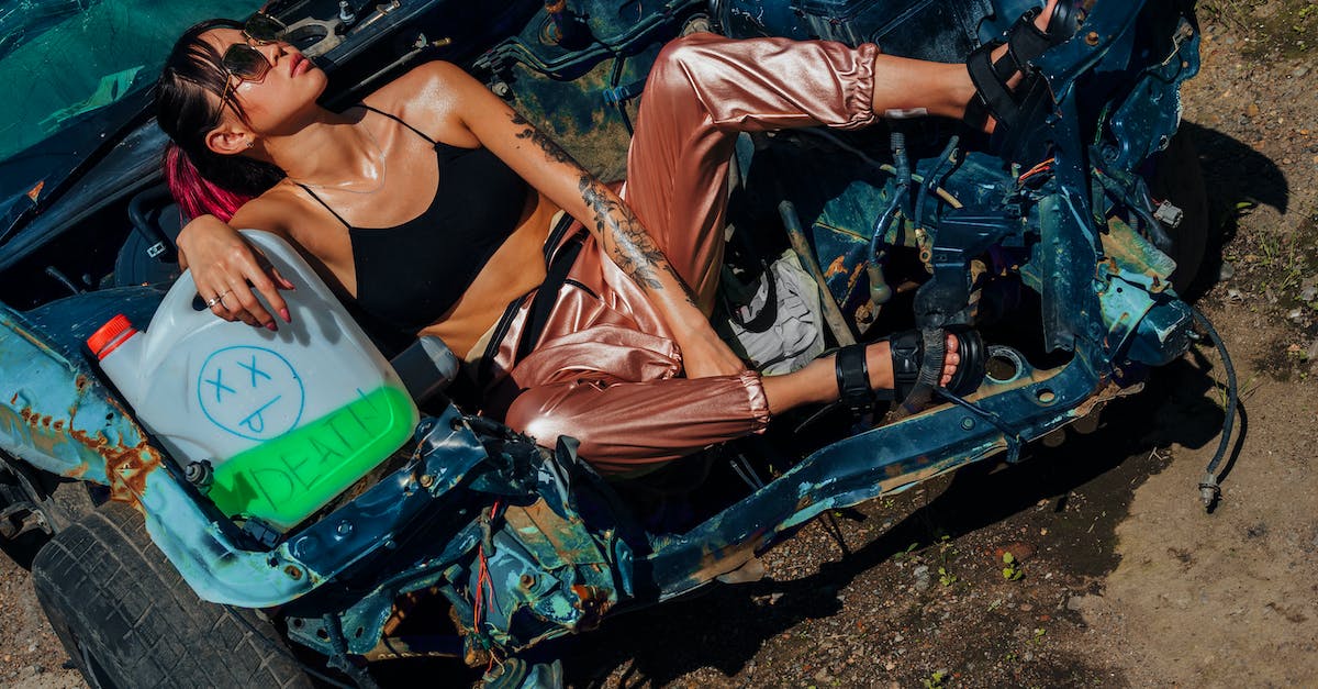 GENETOS crash because of dmsynth.dll on Win8 - Woman in Black Brassiere and Blue Denim Jeans Sitting on Green Car