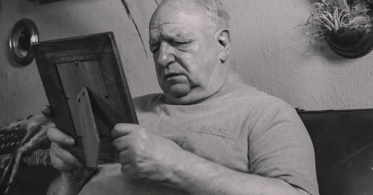 Graphical problems with minecraft - A Grayscale Photo of an Elderly Man Holding a Wooden Frame Graphical problems with minecraft - A Grayscale Photo of an Elderly Man Holding a Wooden Frame