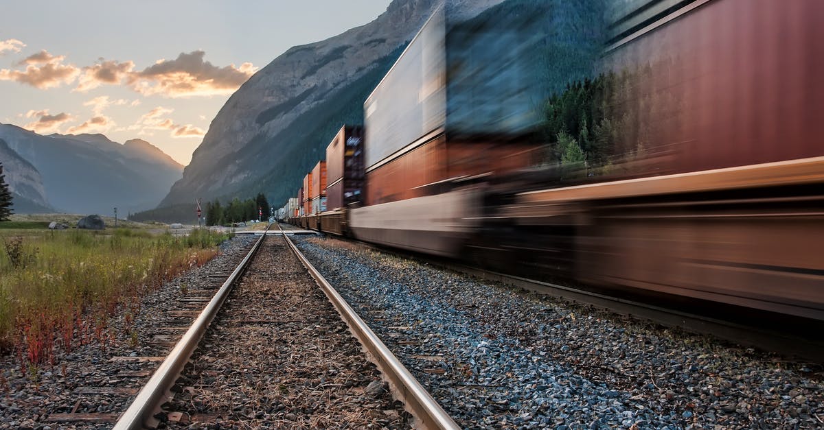 How are some channels creating Minecraft 'Timelapse' videos, pausing gameplay yet moving the camera? - Passing Train on the Tracks