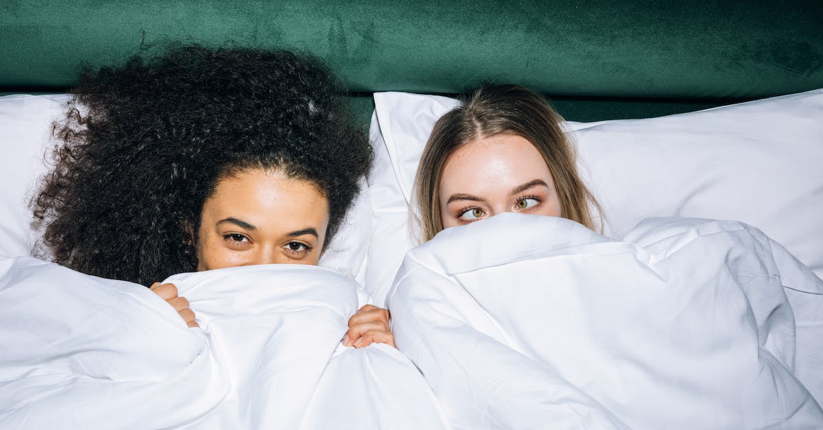 How are the deathrattles of two Sylvanas dying at the same time resolved? [duplicate] - Two Young Girls Lying on White Bed