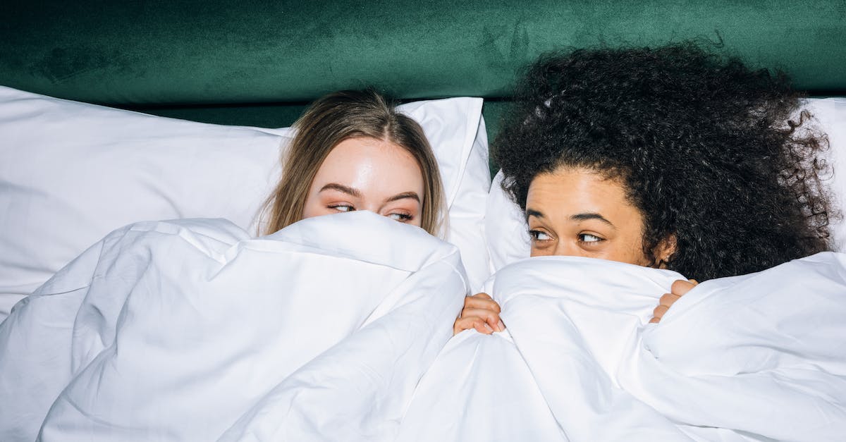 How are the deathrattles of two Sylvanas dying at the same time resolved? [duplicate] - Two Young Women Lying on White Bed While Looking at Each Other