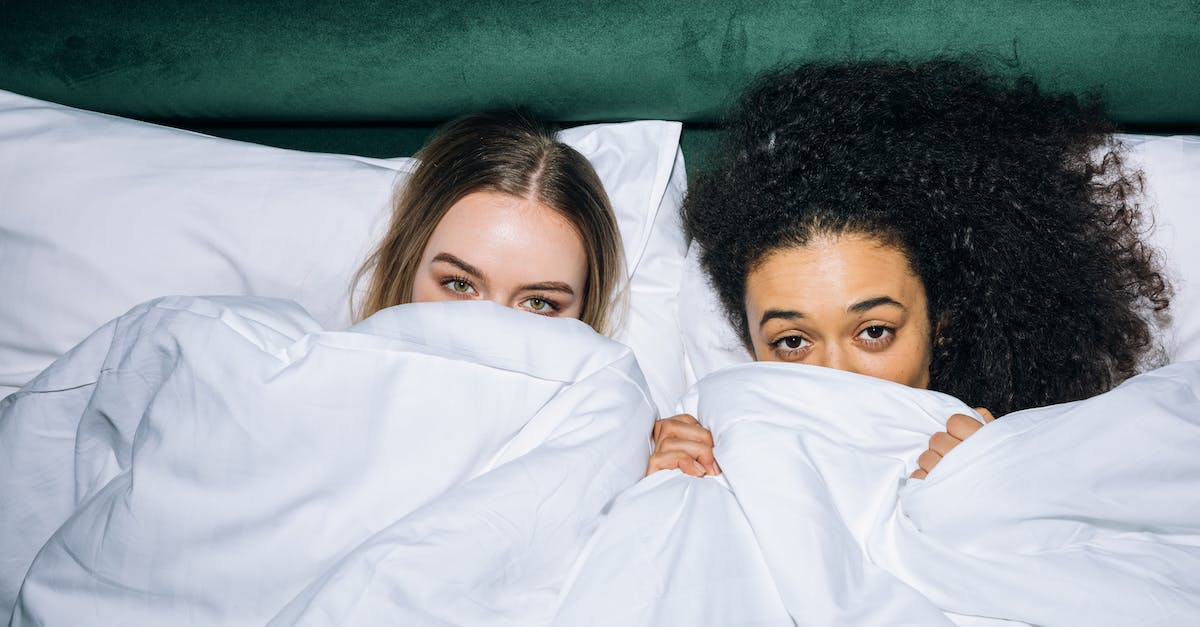 How are the deathrattles of two Sylvanas dying at the same time resolved? [duplicate] - Two Young Women Lying on White Bed