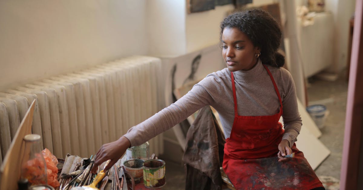 how can i draw on the minimap - Young female artist working in studio how can i draw on the minimap - Young female artist working in studio