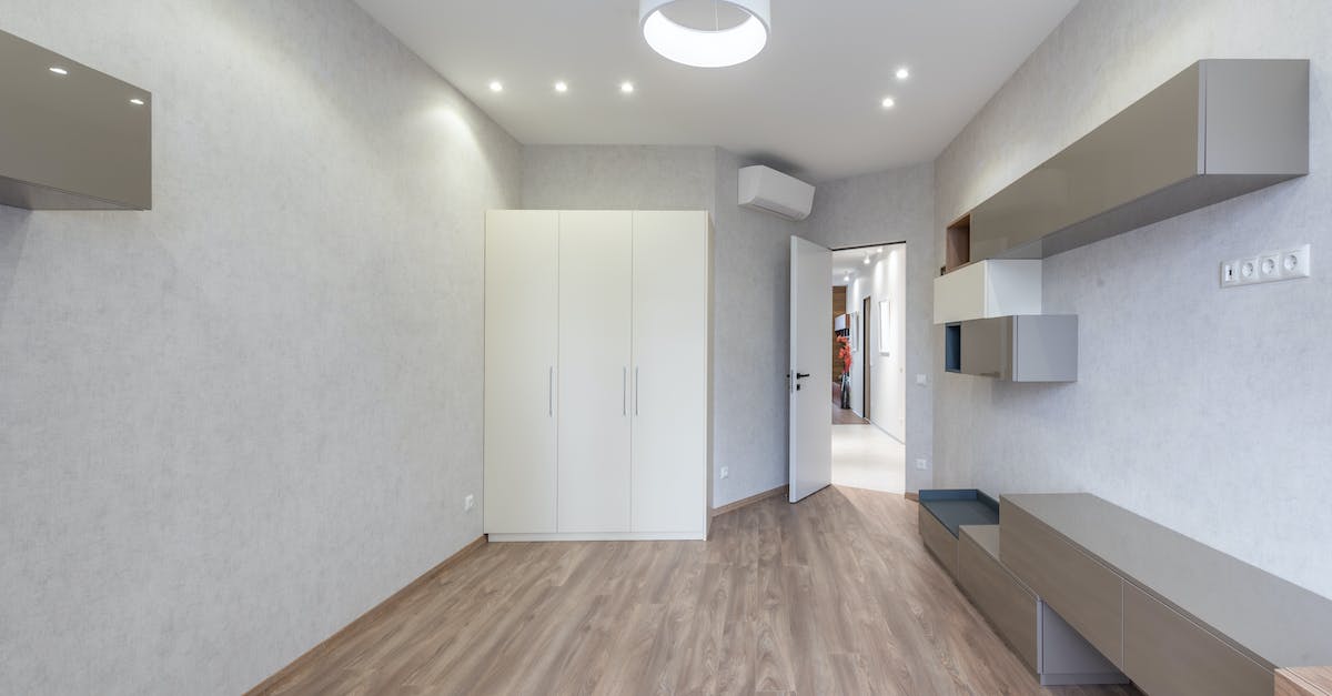 How can I have my door stay open until I go go back inside - Spacious room with modern furniture