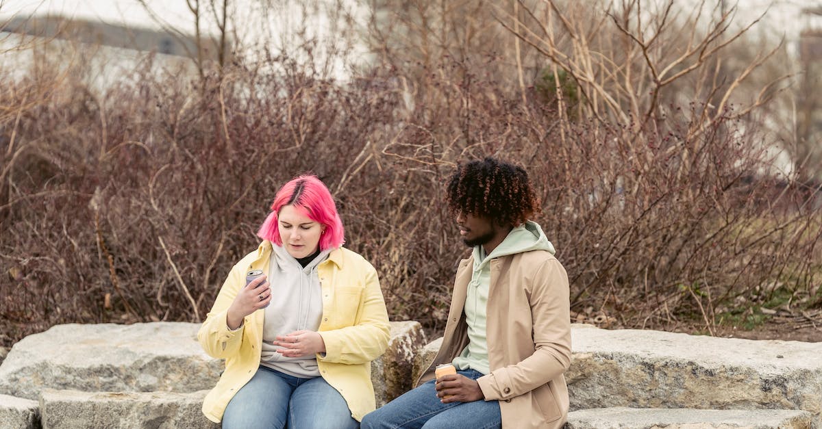 How can I increase the font size? - Diverse couple with sodas on street