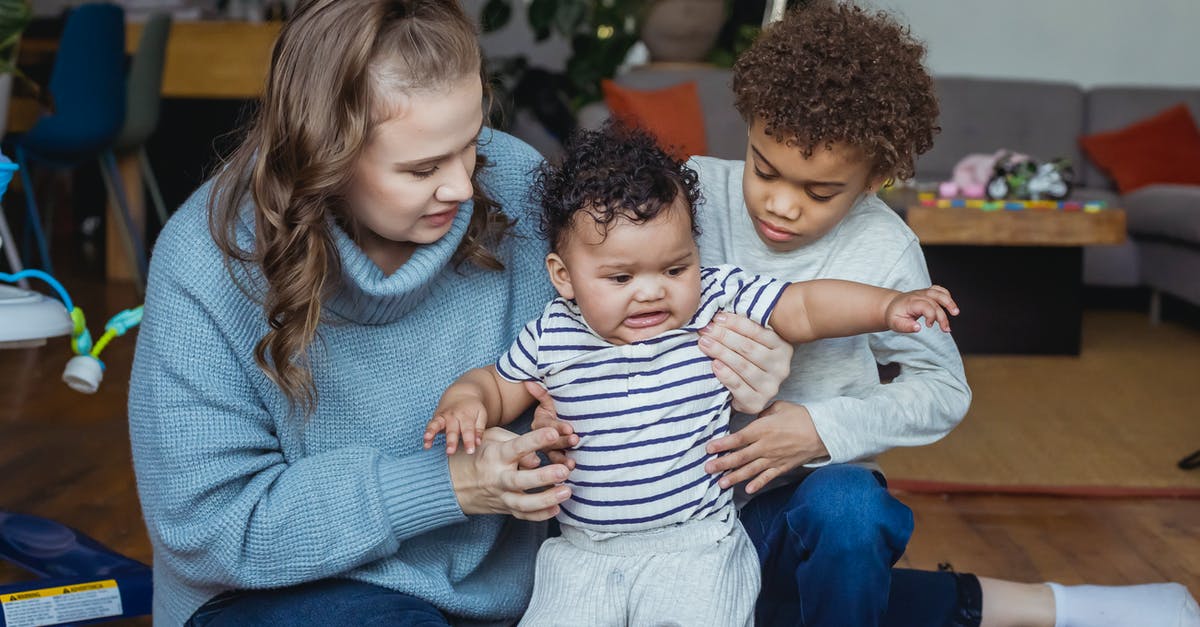 How can I walk automatically in games that don't support it? - Mother and elder son support baby under arms